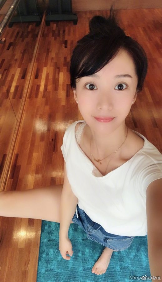 李念健身房里秀白嫩小脚丫子(2/3)