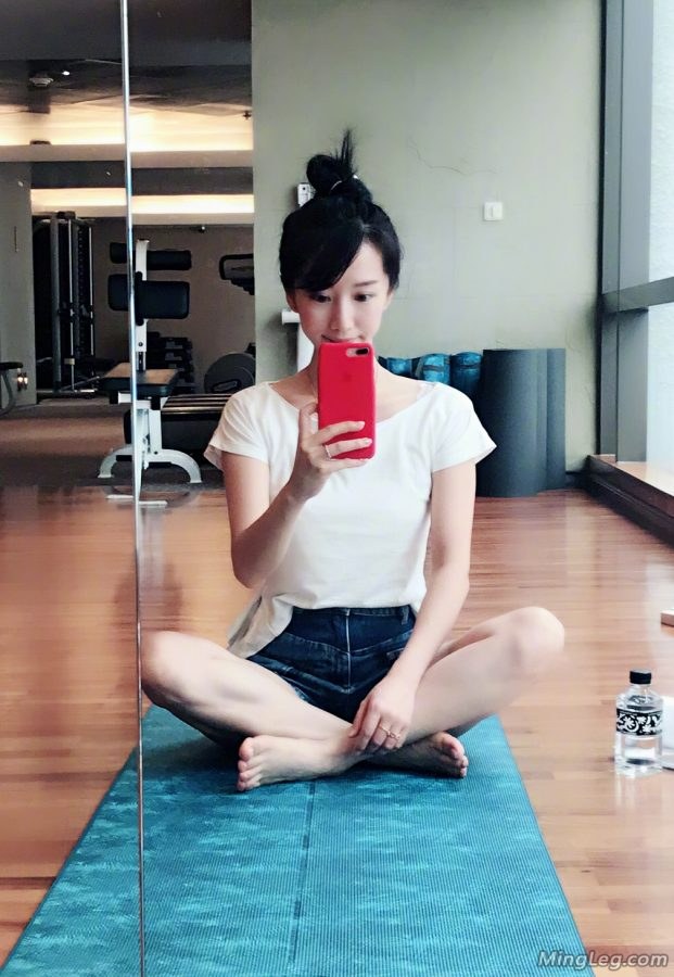 李念健身房里秀白嫩小脚丫子(3/3)