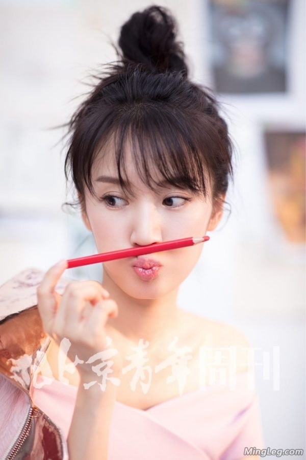 俏皮李念脱掉高跟鞋露出白皙美足(3/4)
