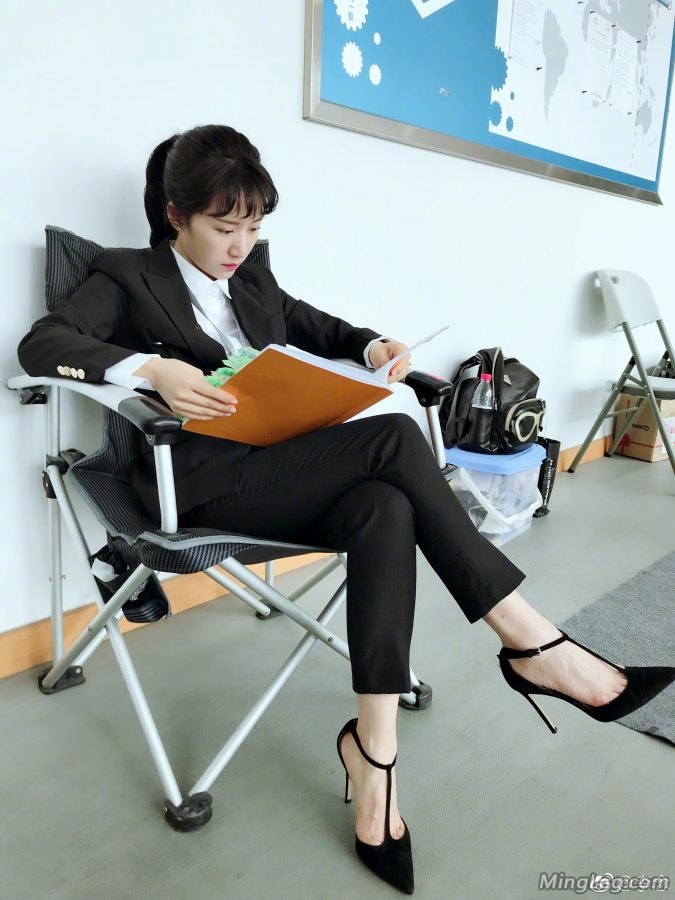 上班女郎李念穿西装制服细高跟翘二郎腿(3/4)