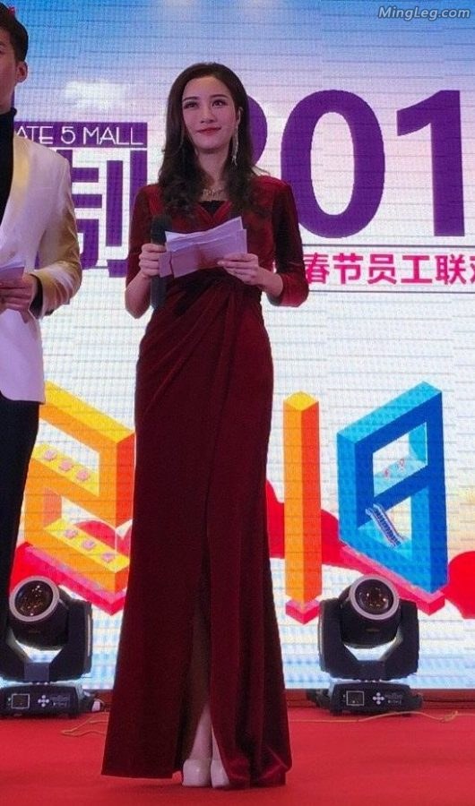 Lin Lin wears a red split dress to host collection(6/7)