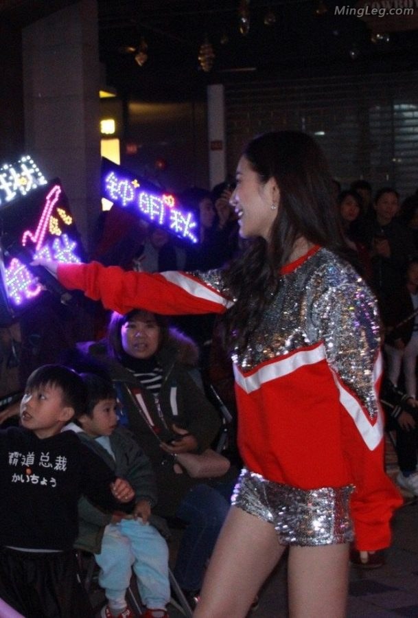 DJ主播林琳热裤美腿现场表演(4/6)