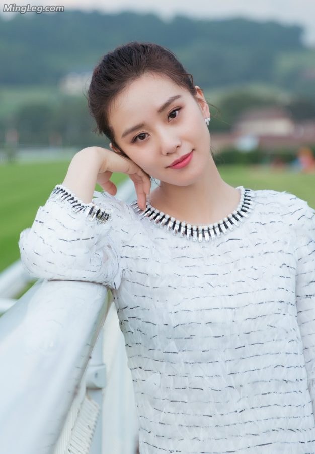Beautiful pastoral scenery Liu Shishi's beautiful legs and fair skin(5/11)