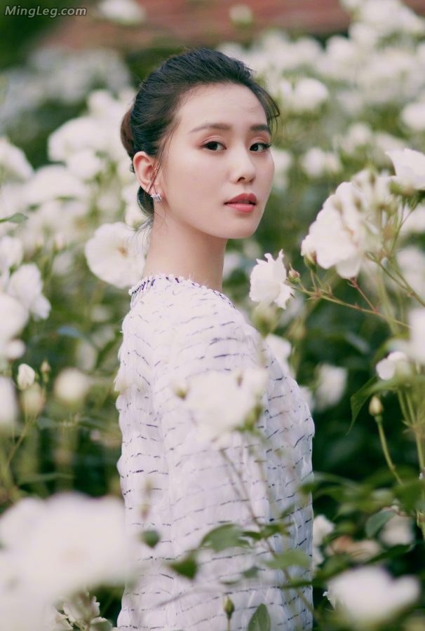 美丽的田园风光刘诗诗秀美腿肌肤白皙(8/11)