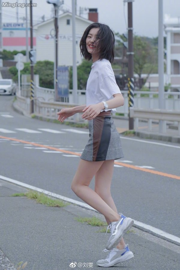 刘雯纯美外拍没有高跟鞋长腿依旧诱人(1/6)