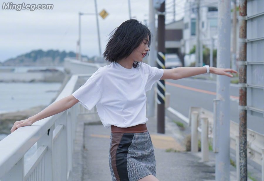 Liu Wen's pure beauty and long legs are still attractive without high heels in outdoor shots(5/6)