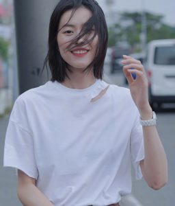 刘雯纯美外拍没有高跟鞋长腿依旧诱人