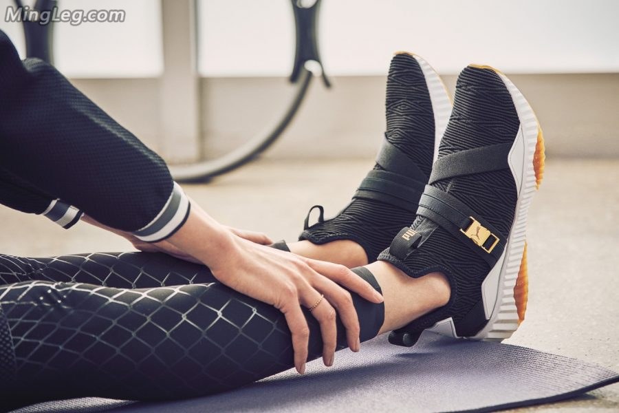 Supermodel Liu Wen wears sports tights and does exercises with her(5/7)