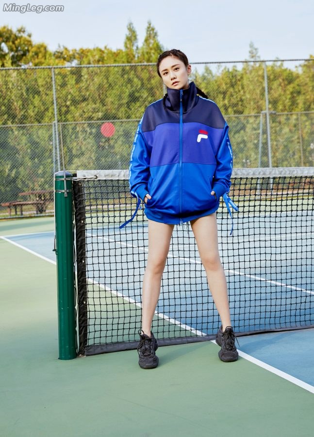 网球场的明星美女刘芸牛仔裙大白腿2(1/5)