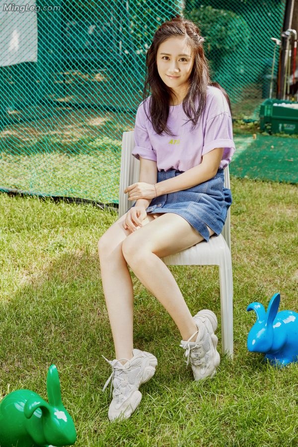网球场的明星美女刘芸牛仔裙大白腿(1/6)