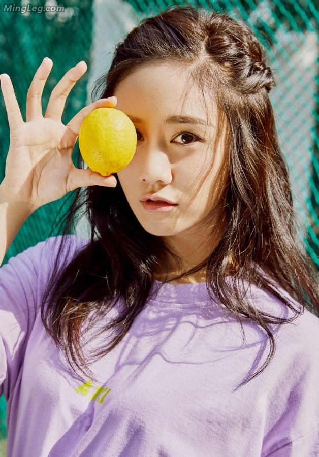 网球场的明星美女刘芸牛仔裙大白腿(4/6)