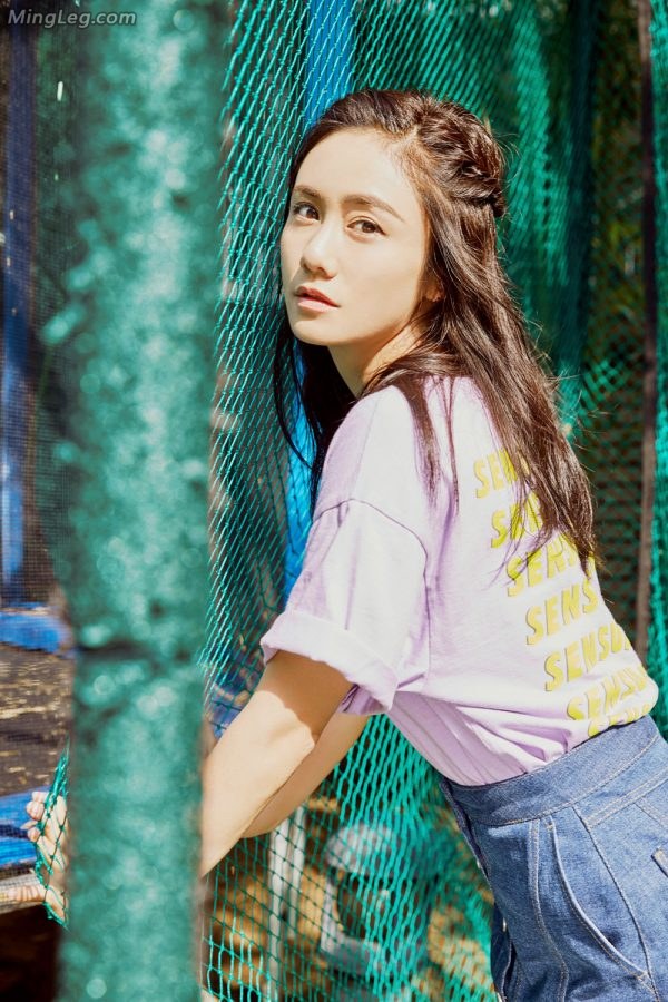 网球场的明星美女刘芸牛仔裙大白腿(5/6)