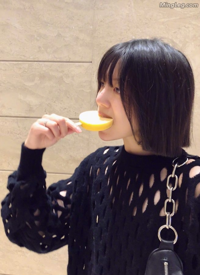 短发女生李溪芮吃雪糕的样子(3/4)