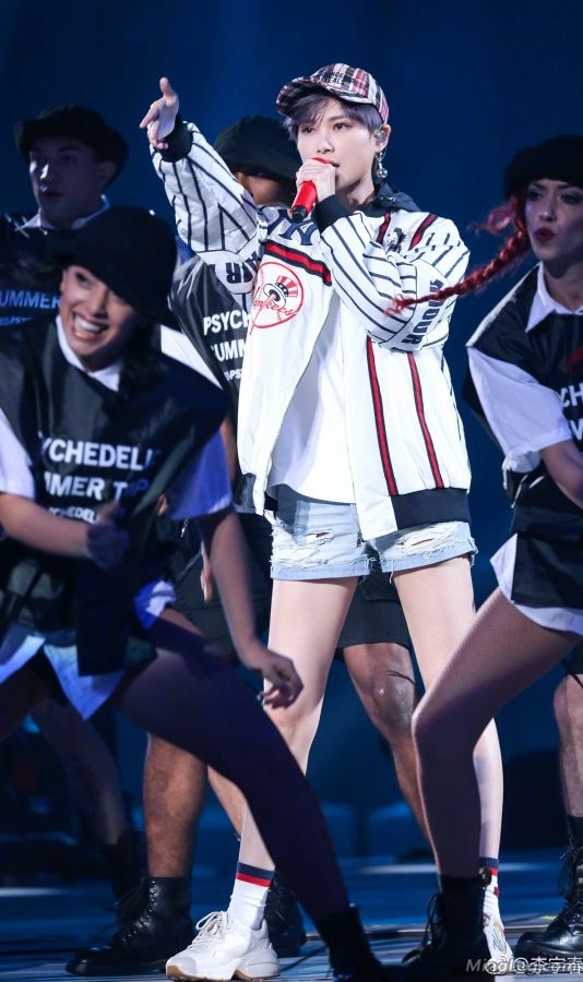 Li Yuchun's performance with cotton socks, sneakers and jade legs(1/4)