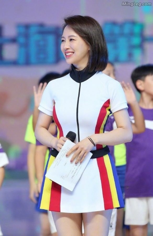 潘晓婷登台献歌貌美肤白(2/2)
