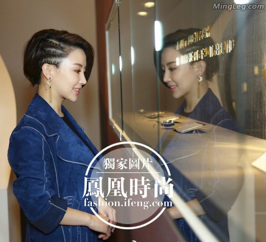 潘晓婷脚踩尖头细高跟鞋气质优雅成熟魅丽(6/6)