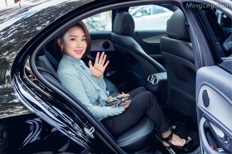 潘晓婷美脚穿超高跟亮相巴黎(1/12)