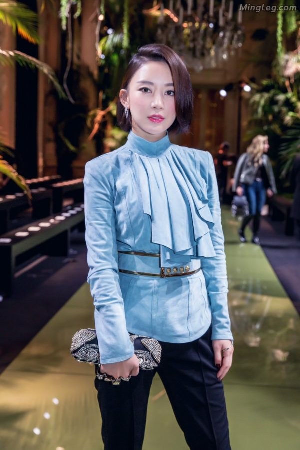 潘晓婷美脚穿超高跟亮相巴黎(3/12)