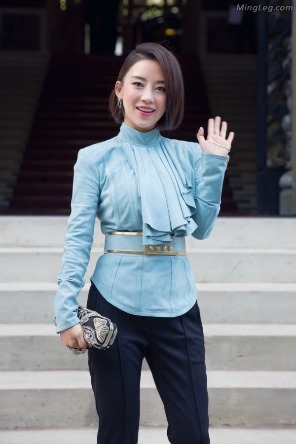 潘晓婷美脚穿超高跟亮相巴黎(5/12)