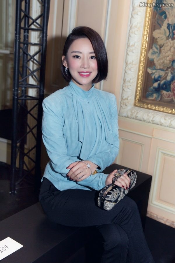 潘晓婷美脚穿超高跟亮相巴黎(7/12)
