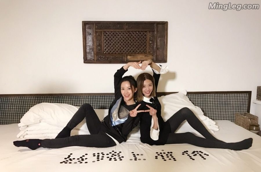 潘晓婷长裤棉袜和雪雯黑色裤袜床上开拍(1/3)