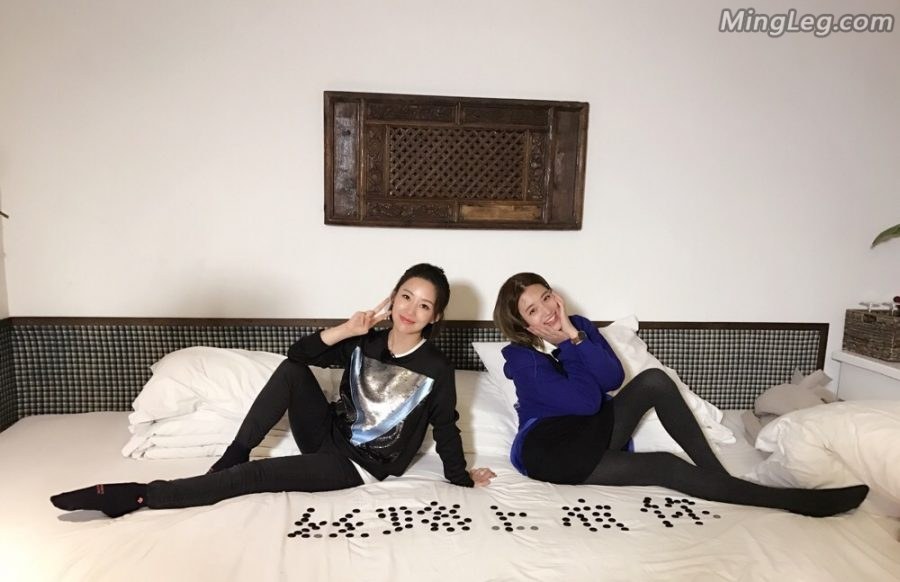 潘晓婷长裤棉袜和雪雯黑色裤袜床上开拍(3/3)