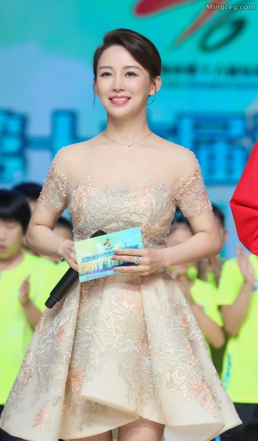 潘晓婷主持运动会开幕式秀高跟玉腿(2/4)