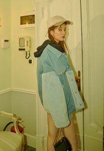 邻家女孩乔欣清新牛仔装暖色写真