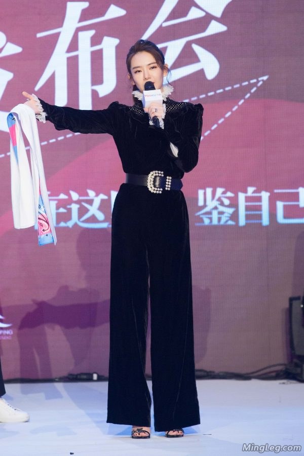 戚薇穿黑色连衣裤高跟玉脚趾亲熟女吴越(1/8)