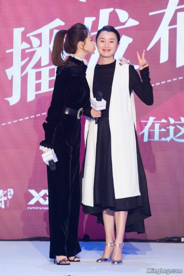 戚薇穿黑色连衣裤高跟玉脚趾亲熟女吴越(2/8)