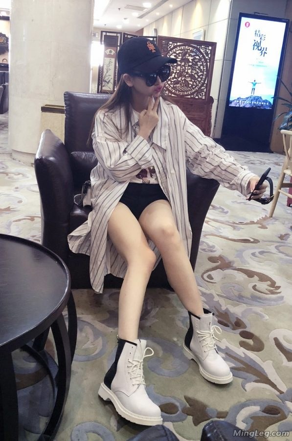 小姐姐戚薇自拍时用手机拍她的美腿(1/10)
