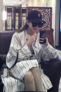 小姐姐戚薇自拍时用手机拍她的美腿
