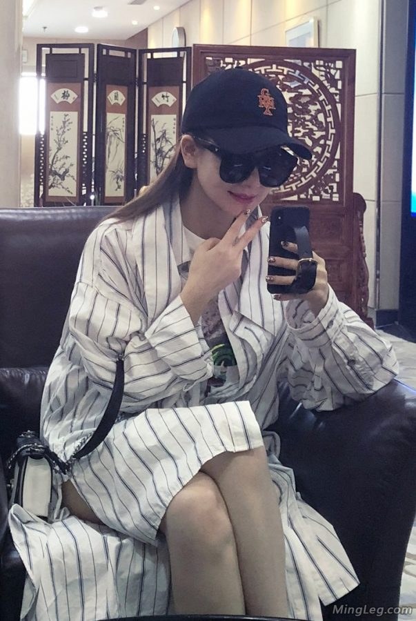 Miss Qi Wei used her mobile phone to take a selfie of her beautiful legs(10/10)