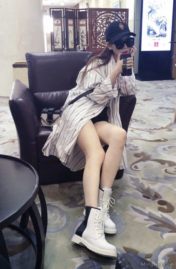 小姐姐戚薇自拍时用手机拍她的美腿(3/10)