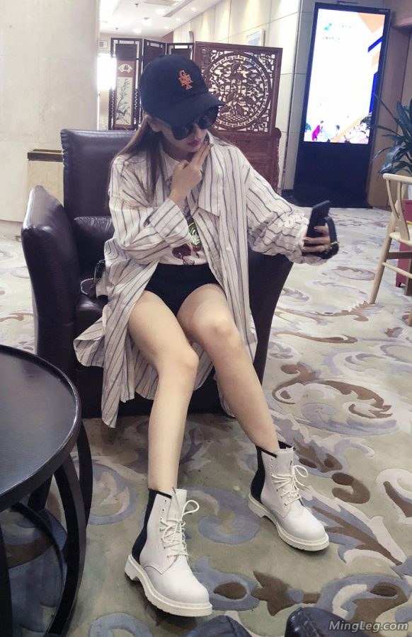 小姐姐戚薇自拍时用手机拍她的美腿(4/10)