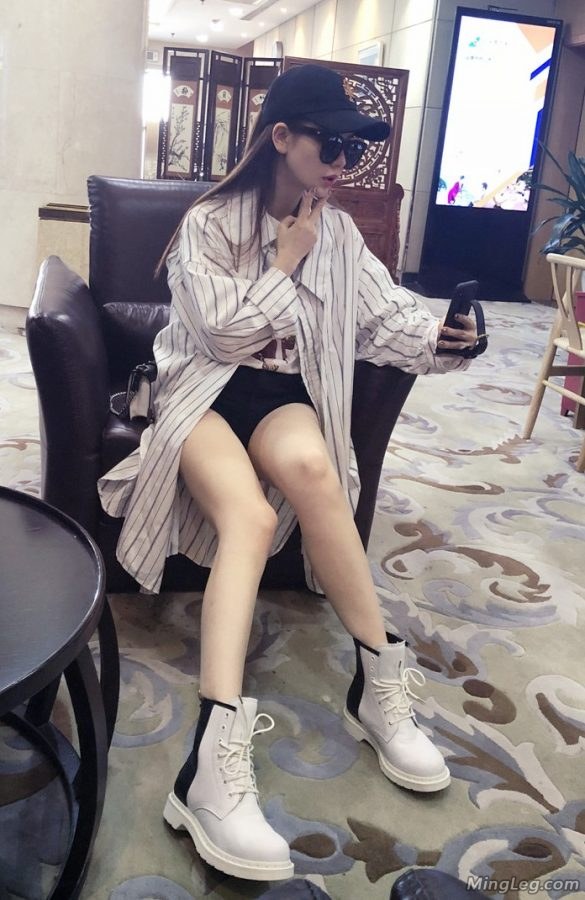 小姐姐戚薇自拍时用手机拍她的美腿(6/10)