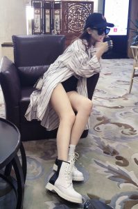 小姐姐戚薇自拍时用手机拍她的美腿