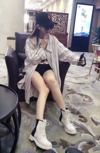 小姐姐戚薇自拍时用手机拍她的美腿