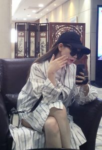 小姐姐戚薇自拍时用手机拍她的美腿