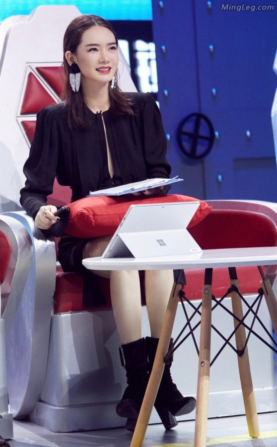 戚薇录制《最强大脑》之短靴高跟美腿-标清版(3/10)