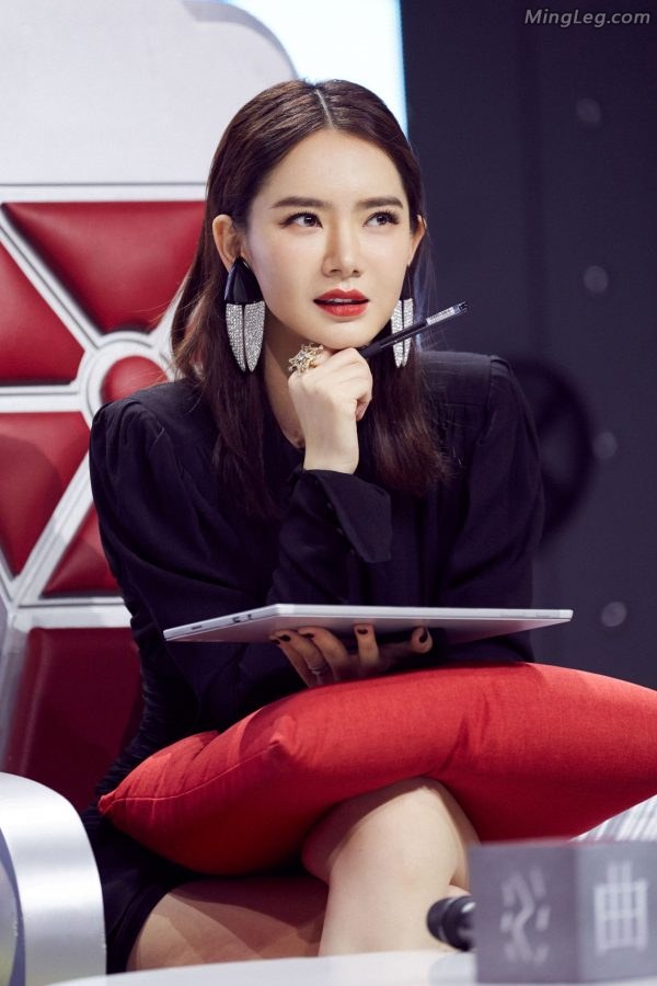 戚薇录制《最强大脑》之短靴高跟美腿-标清版(4/10)