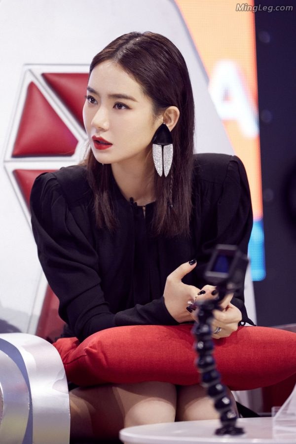 戚薇录制《最强大脑》之短靴高跟美腿-标清版(6/10)