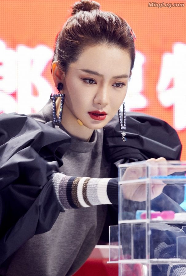 戚薇录制《最强大脑》之长靴大腿(2/9)