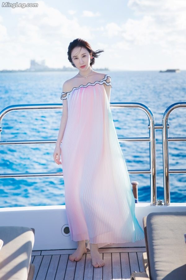 景美人美美女演员舒畅游艇上的玉足(1/5)