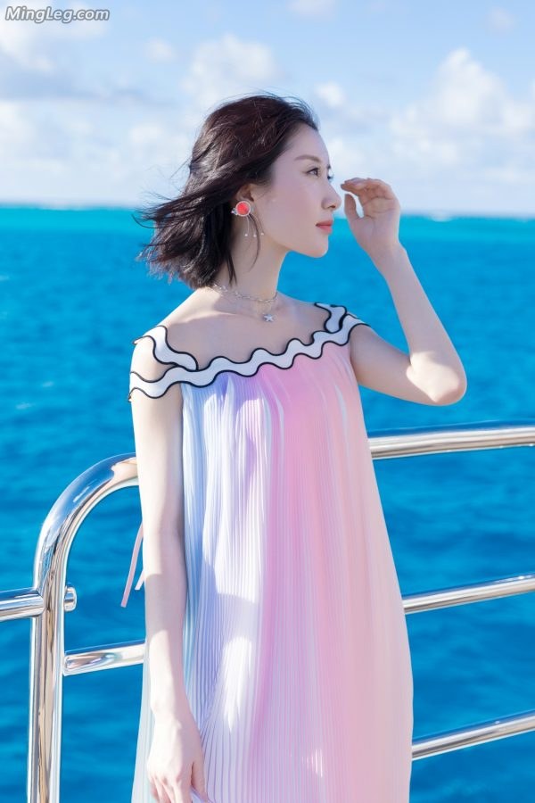 景美人美美女演员舒畅游艇上的玉足(3/5)