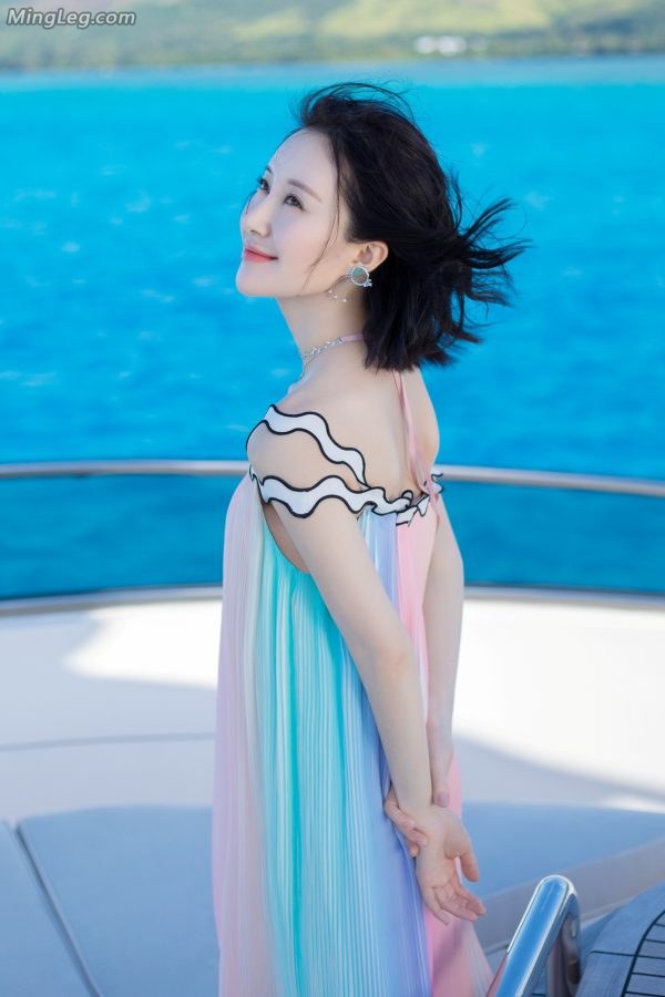 景美人美美女演员舒畅游艇上的玉足(4/5)