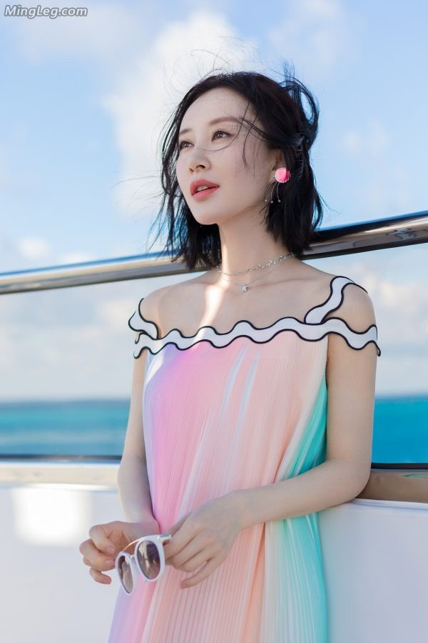 景美人美美女演员舒畅游艇上的玉足(5/5)