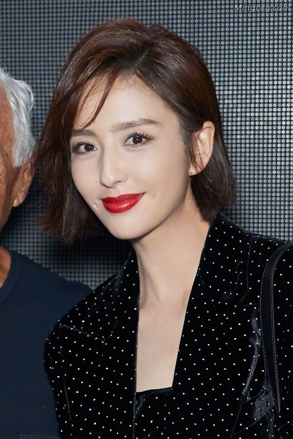 佟丽娅脱掉外套露出光滑细嫩的膀子(9/9)