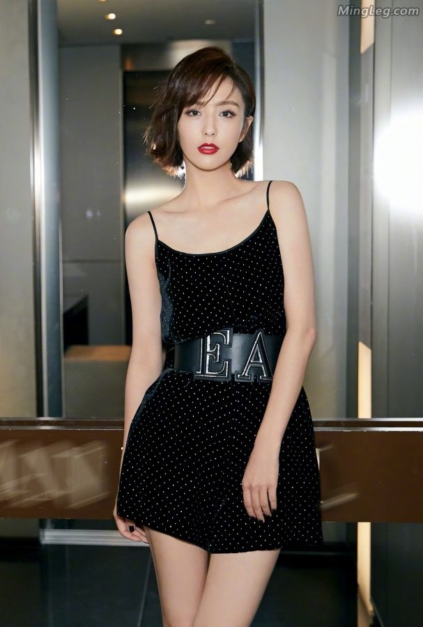 佟丽娅脱掉外套露出光滑细嫩的膀子(2/9)