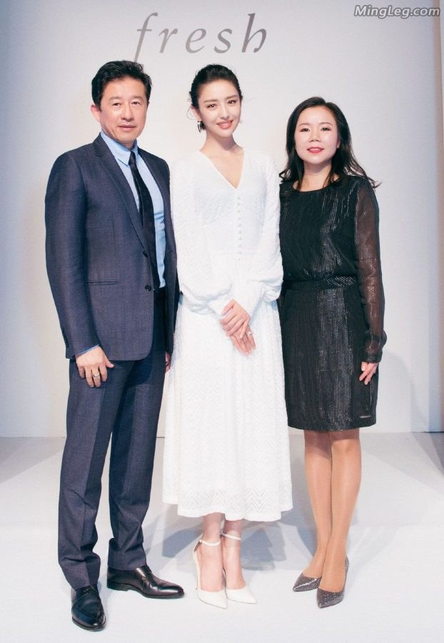 丫丫佟丽娅代言活动，最右边的是馥蕾诗中国区总经理Stella Ye(1/13)